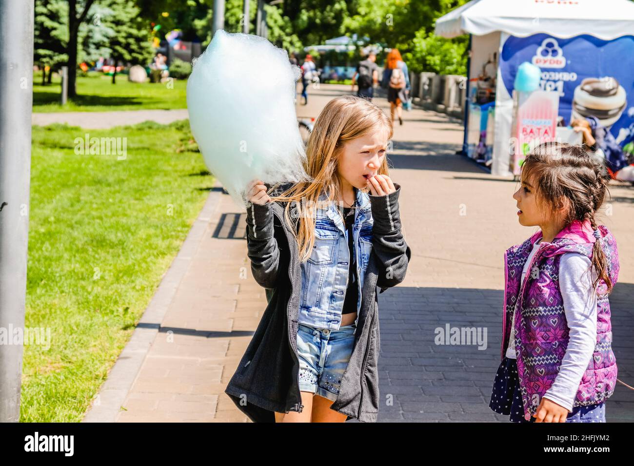 Ukraine - 26 mai 2018.Les filles mangent des bonbons en coton tout en marchant dans le parc. Banque D'Images