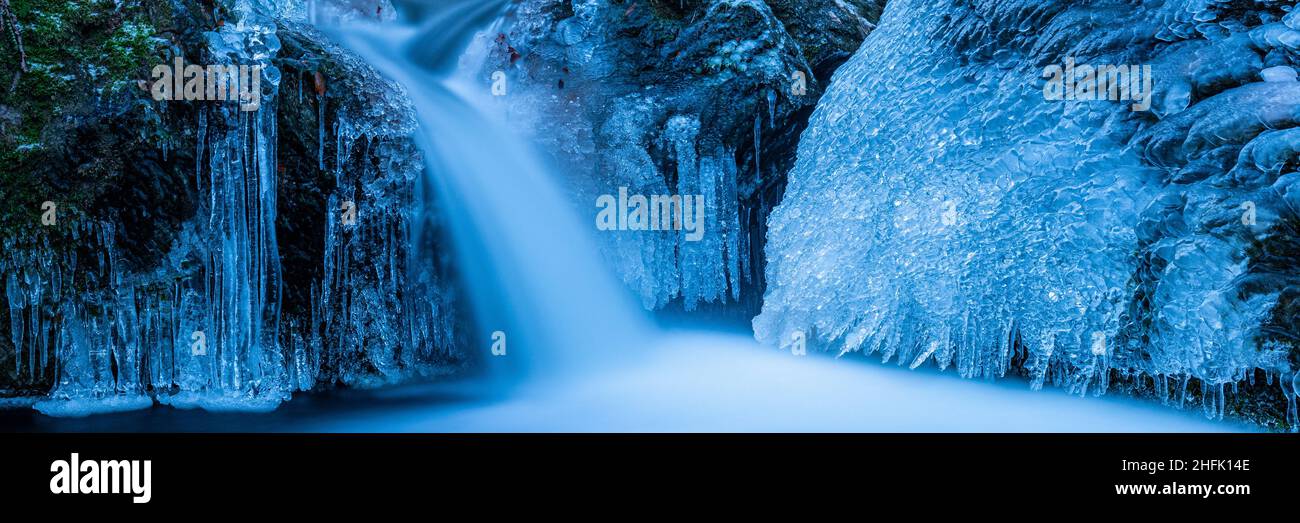 Cascade en cascade par temps froid en hiver.Chute d'eau gelée. Banque D'Images