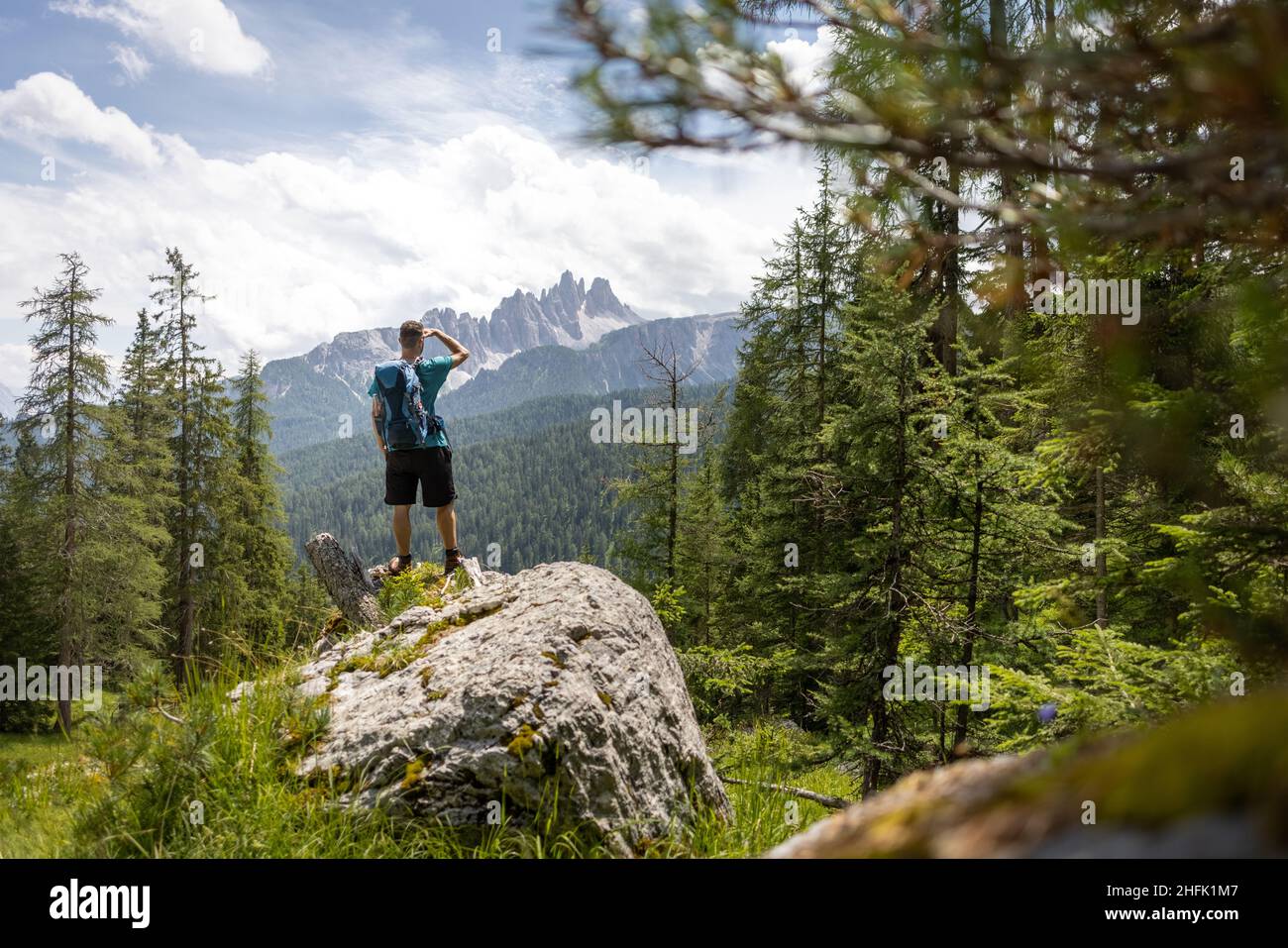 Randonneur bénéficiant d'une vue magnifique sur les Dolomites Banque D'Images