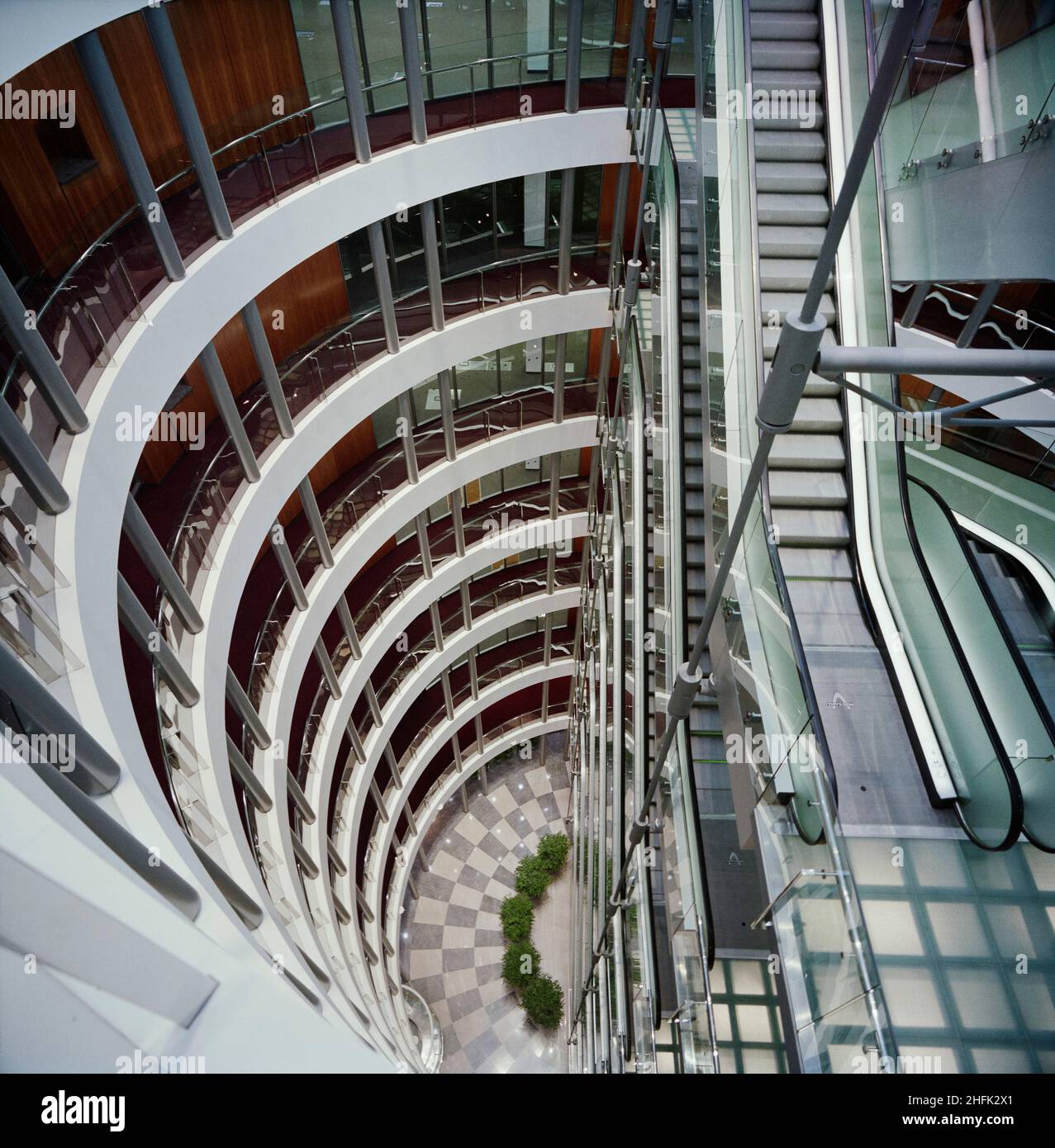 3 Minster court, Mincing Lane, City of London, 28/09/1993.Vue sur l'atrium central du 3 Minster court, montrant les balcons incurvés et les escaliers roulants suspendus.En octobre 1990, la division London de Laing&#x2019;s a reçu le contrat pour l'aménagement du nouveau London Underwriting Center à la Minster court n° 3.Les éléments clés du contrat comprenaient la modification des travaux de sidérurgiques afin de permettre la suspension de 16 escaliers mécaniques dans l'atrium, la création de salles à manger et de cuisine au niveau de la mezzanine et l'installation de planchers surélevés et de plafonds suspendus.En août 1991, l'équipe a subi un énorme revers Banque D'Images