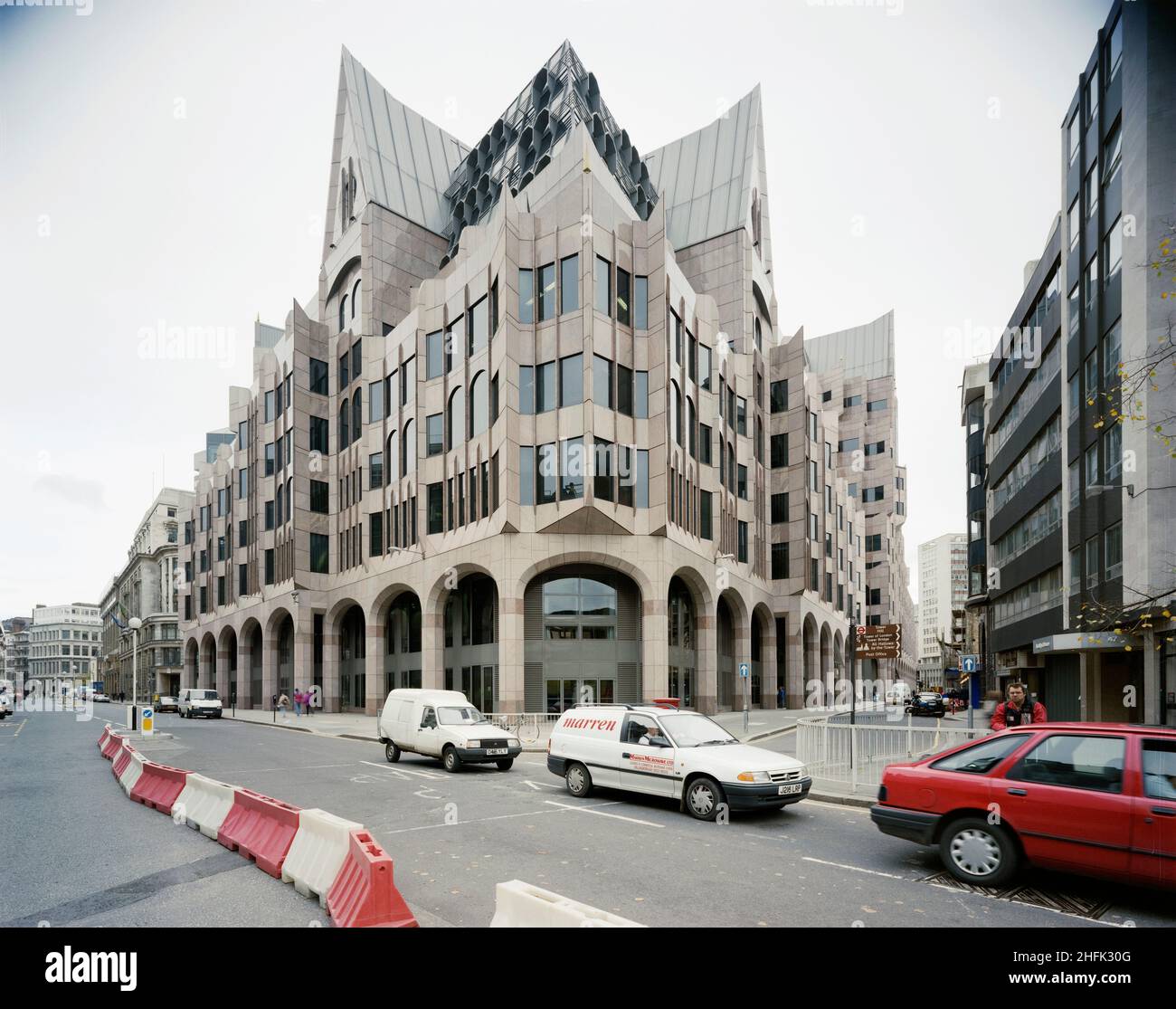 3 Minster court, Mincing Lane, City of London, 01/10/1993.Vue sur le 3 Minster court, prise du sud-est sur Great Tower Street.En octobre 1990, la division London de Laing&#x2019;s a reçu le contrat pour l'aménagement du nouveau London Underwriting Center à la Minster court n° 3.Les éléments clés du contrat comprenaient la modification des travaux de sidérurgiques afin de permettre la suspension de 16 escaliers mécaniques dans l'atrium, la création de salles à manger et de cuisine au niveau de la mezzanine et l'installation de planchers surélevés et de plafonds suspendus.En août 1991, l'équipe a essuyé un énorme revers car le site a été gravement endommagé Banque D'Images