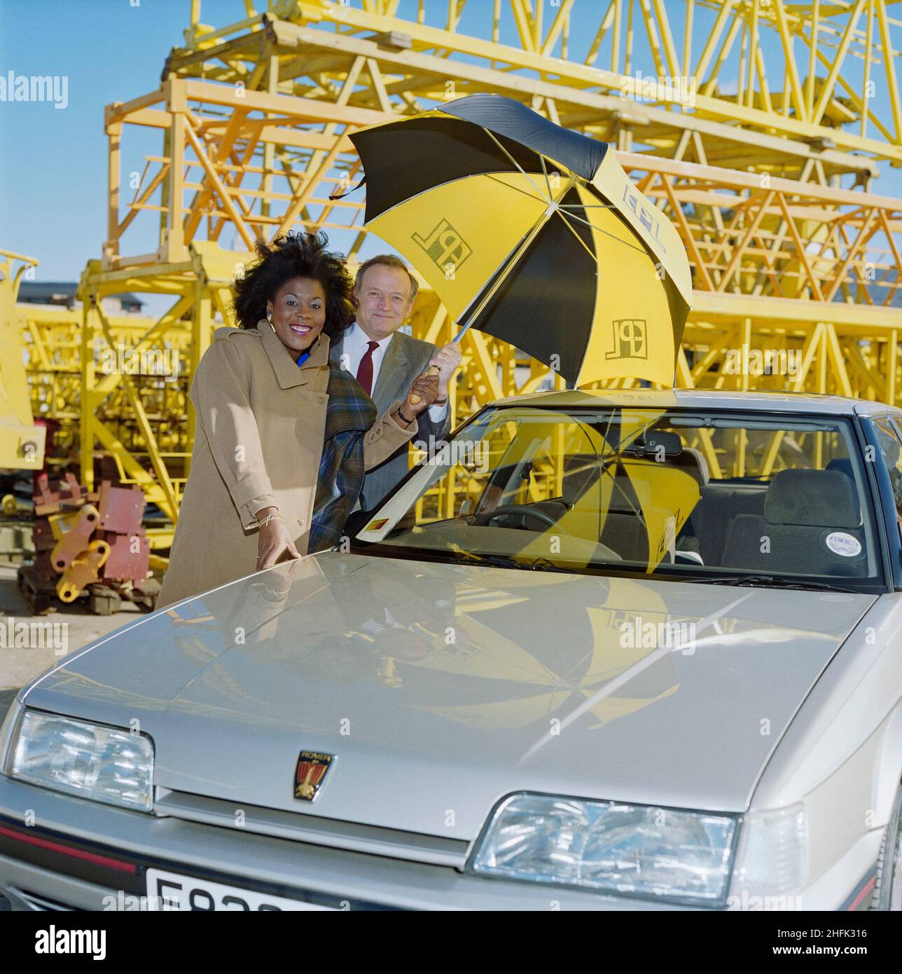 Borehamwood, Elstree et Borehamwood, Hertsmere, Hertfordshire, 23/02/1989.Derek Welsh, directeur général de l'EPL, et Tessa Sanderson, athlète olympique, posant avec sa voiture Rover sponsorisée, probablement au dépôt de l'EPL à Borehamwood.Tessa Sanderson a conclu une entente de parrainage avec EPL, qui fait partie du groupe Laing. Banque D'Images