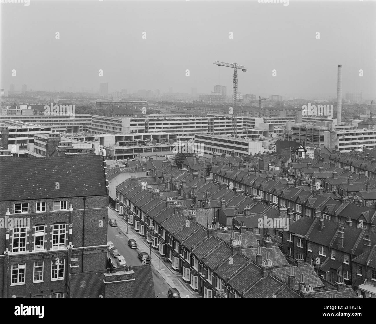 Aylesbury Estate, Walworth, Southwark, Londres, 01/07/1969.Vue panoramique du nord-ouest montrant le domaine d'Aylesbury pendant la construction.La région sud de Laing a commencé à construire le domaine d'Aylesbury en 1967.À l'époque, c'était le plus grand projet de logement industrialisé jamais entrepris par un quartier de Londres, fournissant des maisons pour plus de 7000 personnes, comprenant des blocs linéaires de faible et de haute élévation de quatre à quatorze étages contenant des appartements et maisonnettes, construits à l'aide du système de 12M jespersen.La photographie peut avoir été prise du haut du bloc de la tour de Studland au point de jonction Banque D'Images Aylesbury Estate, Walworth, Southwark, Londres, 01/07/1969.Vue panoramique du nord-ouest montrant le domaine d'Aylesbury pendant la construction.La région sud de Laing a commencé à construire le domaine d'Aylesbury en 1967.À l'époque, c'était le plus grand projet de logement industrialisé jamais entrepris par un quartier de Londres, fournissant des maisons pour plus de 7000 personnes, comprenant des blocs linéaires de faible et de haute élévation de quatre à quatorze étages contenant des appartements et maisonnettes, construits à l'aide du système de 12M jespersen.La photographie peut avoir été prise du haut du bloc de la tour de Studland au point de jonction Banque D'Images