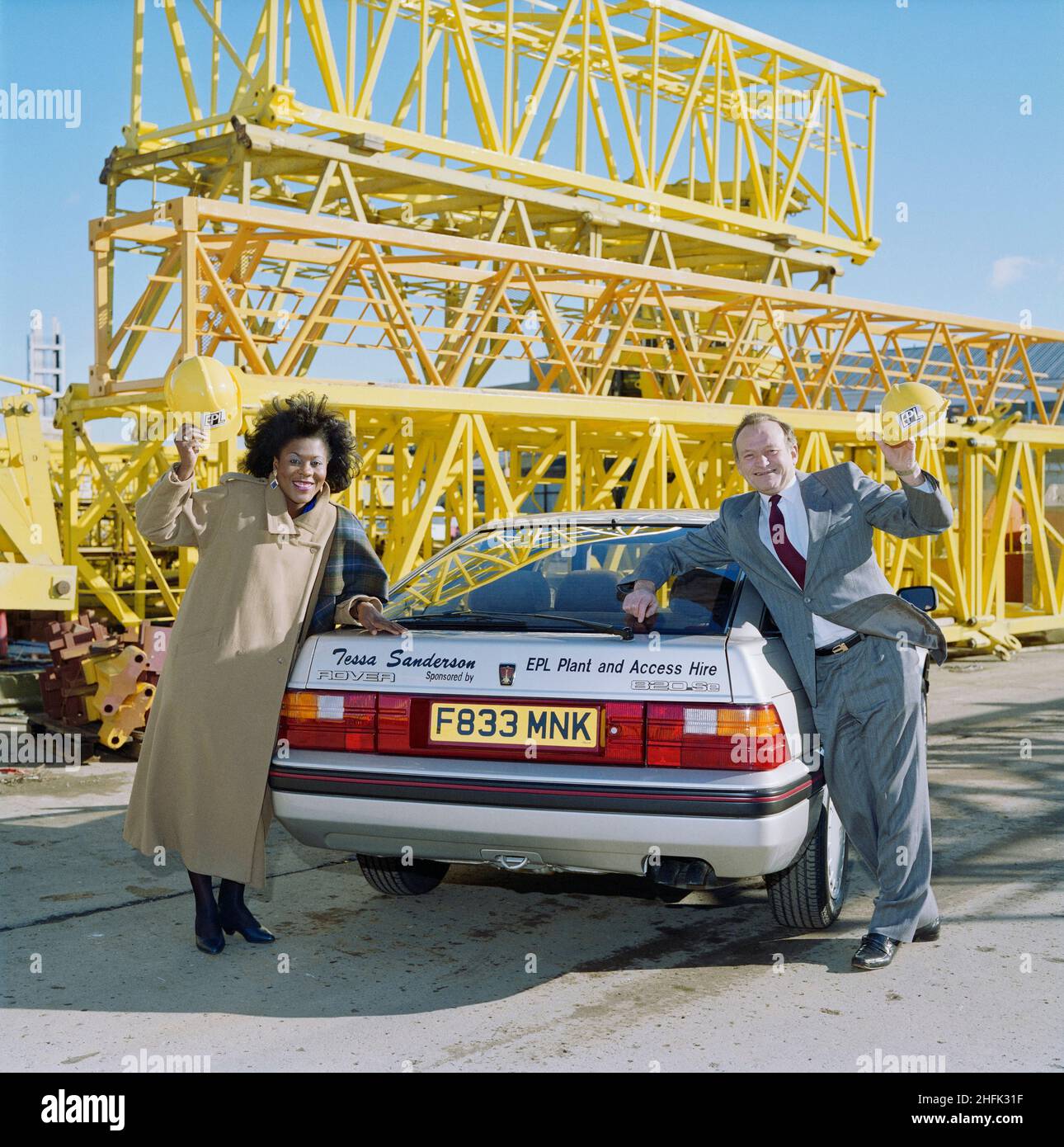 Borehamwood, Elstree et Borehamwood, Hertsmere, Hertfordshire, 23/02/1989.Derek Welsh, directeur général de l'EPL, et Tessa Sanderson, athlète olympique, posant avec sa voiture Rover sponsorisée, probablement au dépôt de l'EPL à Borehamwood.Tessa Sanderson a conclu une entente de parrainage avec EPL, qui fait partie du groupe Laing. Banque D'Images