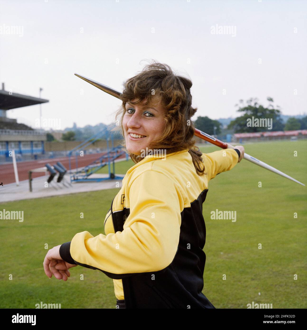 Stade Copthall, Hendon, Barnett, Londres, 12/09/1986.Un portrait de Lynn Hayhoe, lantheuse de javelot parrainée par l'EPL, au stade Copthall.EPL, la société de location d'usines et d'accès au sein du groupe Laing, a parrainé pour la première fois Lynn Hayhoe en 1986 en fournissant tous ses javelins, survêtements et t-shirts.Lynn a été basée à Barnett et a rejoint son club d'athlétisme local, Shaftesbury Barnett Harriers, en quittant l'école. Ils étaient basés au stade Copthall près du siège social de Laing's Mill Hill.Lynn a gagné l'épreuve javelin dans le Championnat des femmes de Hertfordshire pour un record de huit années consécutives entre 1982 et Banque D'Images