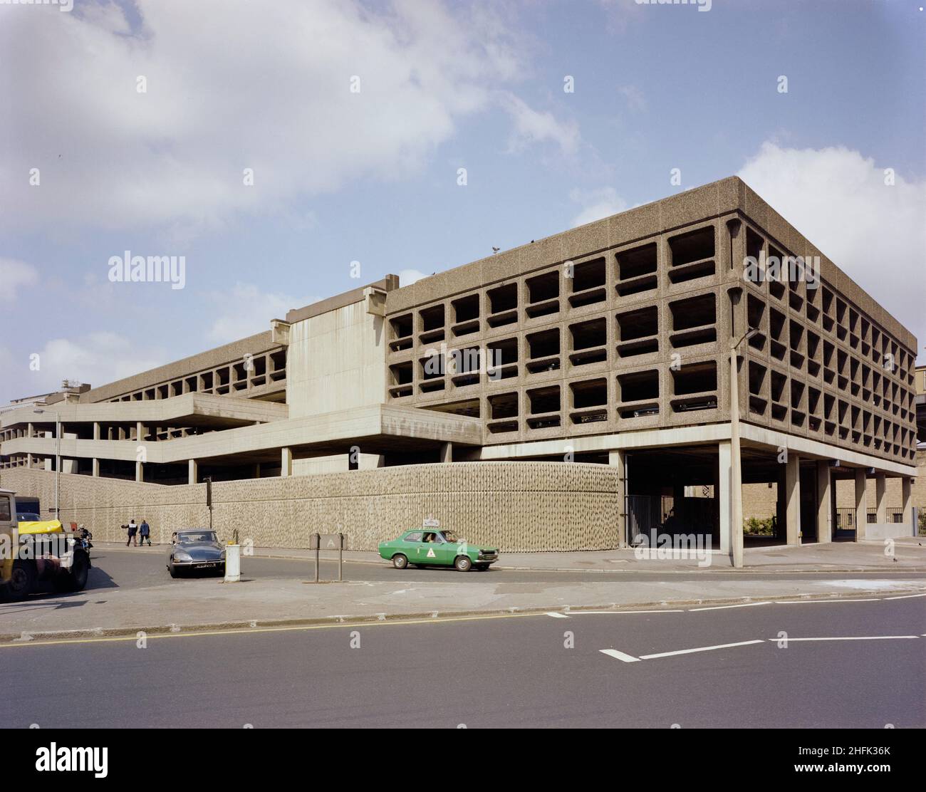 Parking Minories, 1 Shorter Street, City of London, 01/04/1976.Parking Minories depuis le sud-est.Laing a construit le parking Minories entre juillet 1968 et décembre 1969.Il s'agissait du neuvième des quatorze grands parkings hors rue prévus par la City de Londres en 1950s.Flint pour les panneaux de spandrel préfabriqués à granulats exposés a été soigneusement sélectionné pour une couleur uniforme et une finition texturée.Des planches de pruche ont été utilisées pour donner une finition texturée aux murs en béton coulé sur place exposés, inspirés par le Queen Elizabeth Hall sur la rive sud.La finition martelée sur le con cannelé Banque D'Images