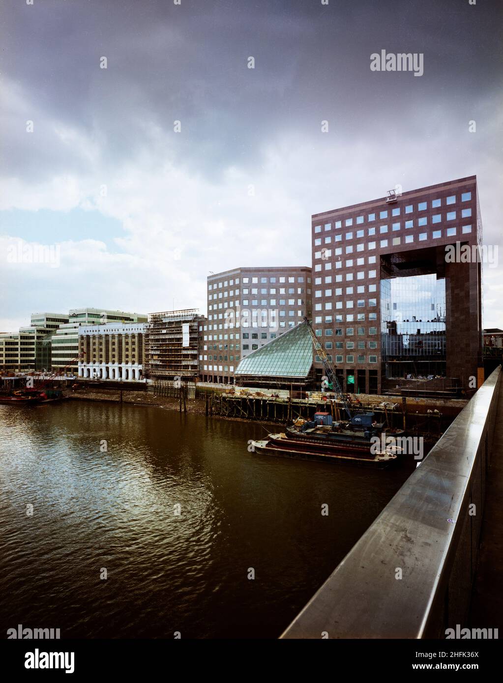 London Bridge City, Southwark, Greater London Authority, 01/04/1986.Vue sud-est vers le complexe London Bridge City avec le pont n° 1 London Bridge sur la droite.Divers bâtiments de ce complexe de bureaux, d'appartements et de boutiques sur la rue Tooley à London Bridge City ont été construits par Laing Management Contracting pour le groupe St Martins qui a redéveloppé l'ancien site Hay's Wharf sur la rive sud de la Tamise.Le réaménagement du site s'est déroulé sur 2 1/2 ans entre 1985-1988 et comprenait le pont no 1 de London, Cottons, Hays Galleria et le 29-33, rue Tooley.À l'époque, c'était le Banque D'Images