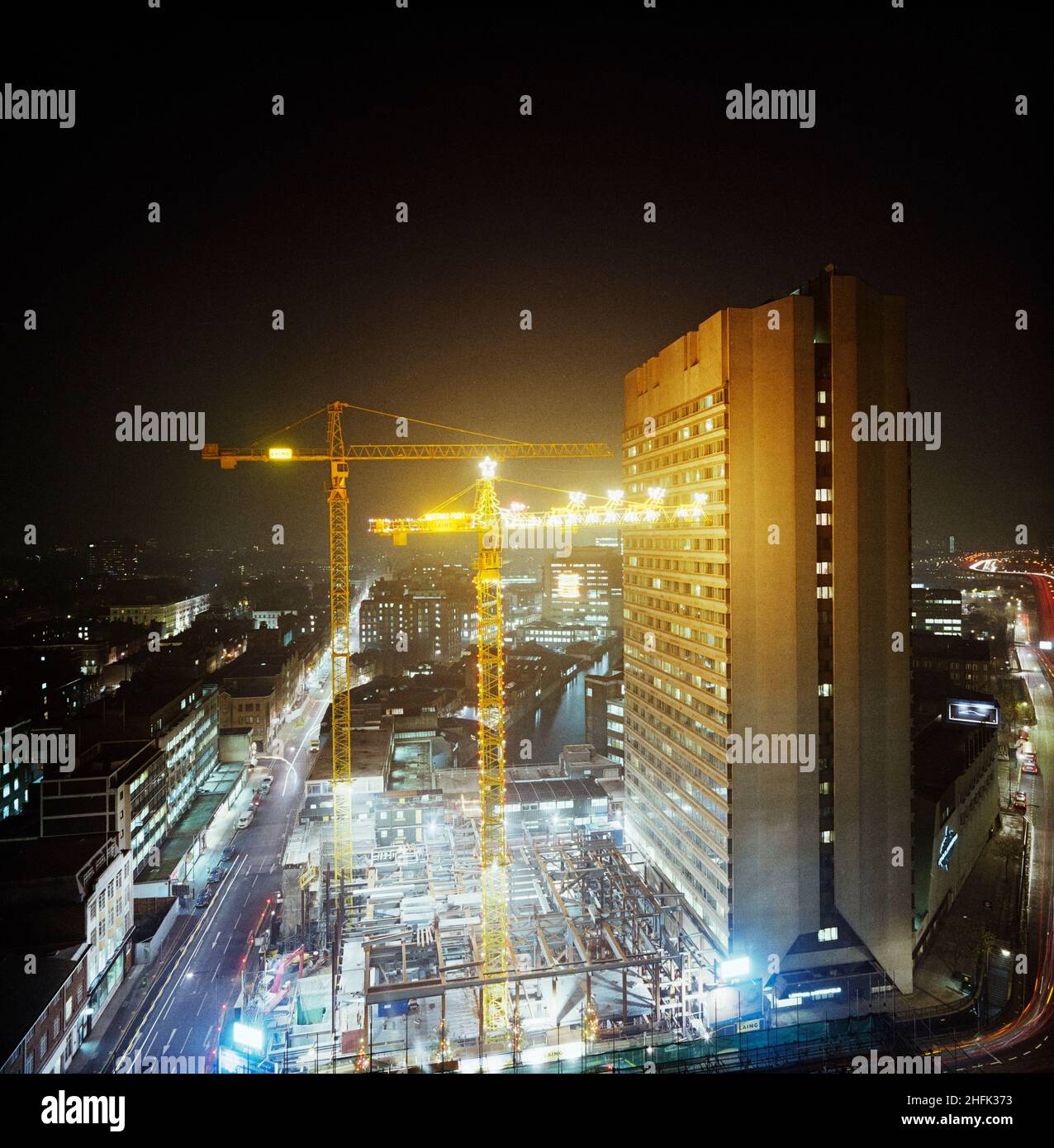 London Metropole Hotel, Edgware Road, City of Westminster, Londres, novembre à décembre 1989.Le gagnant de Laing au concours de grue de Noël du Financial Times au Metropole Hotel de Londres.L'équipe a reçu un bref préavis que la grue du site de Metropole avait été choisie comme entrée de Laing pour le concours, à savoir seulement le 21st novembre.EPL, l'exploitation de l'usine de Laing PLC, a été conçue et fabriquée par le groupe Jack Casey à St. Neots.Bill MacDermott, directeur de la conception électrique d'EPL, a conçu les circuits électriques à sa table de salle à manger en un après-midi. Banque D'Images