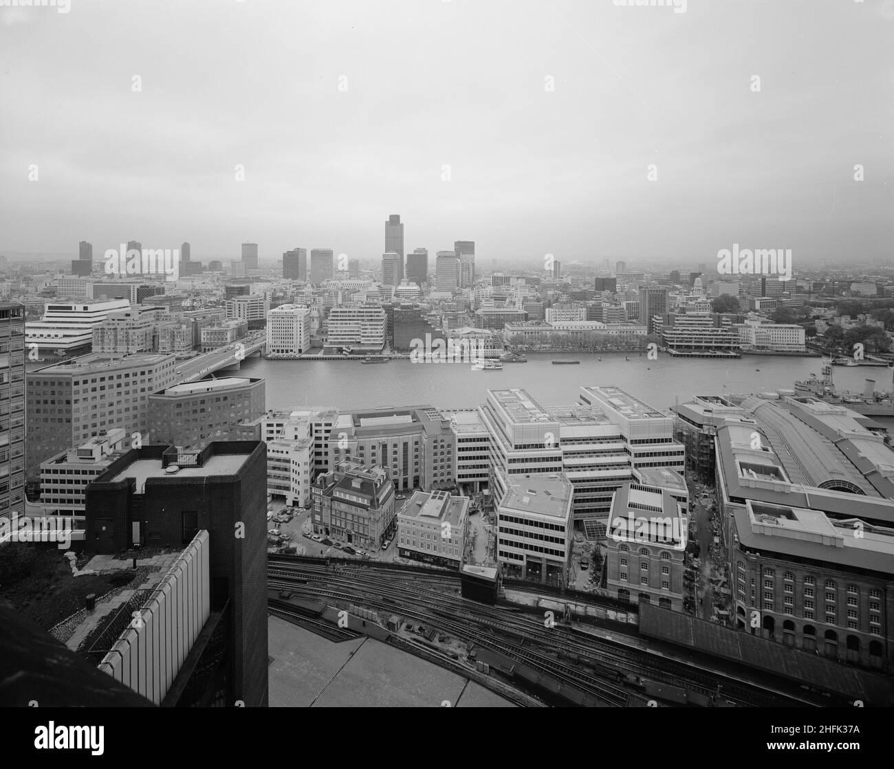 London Bridge City, Southwark, Greater London Authority, 05/11/1986.Une vue panoramique de la ville de Londres depuis Southwark avec le London Bridge City Complex et la Tamise au premier plan.Divers bâtiments de ce complexe de bureaux, d'appartements et de boutiques sur la rue Tooley à London Bridge City ont été construits par Laing Management Contracting pour le groupe St Martins qui a redéveloppé l'ancien site Hay's Wharf sur la rive sud de la Tamise.Le réaménagement de cette région s'est déroulé sur 2 1/2 ans entre 1985-1988 et comprenait le pont no 1 de London, Cottons, Hay's Galleria et 29-33 T. Banque D'Images