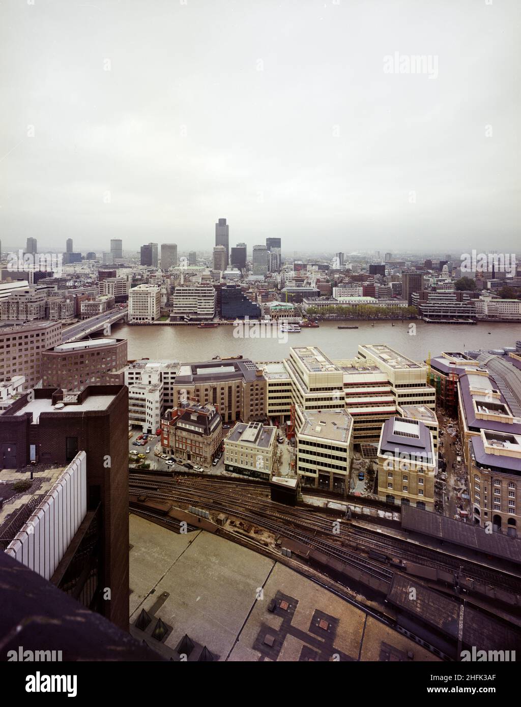 London Bridge City, Southwark, Greater London Authority, 05/11/1986.Une vue panoramique de la ville de Londres depuis Southwark avec le London Bridge City Complex et la Tamise au premier plan.Divers bâtiments de ce complexe de bureaux, d'appartements et de boutiques sur la rue Tooley à London Bridge City ont été construits par Laing Management Contracting pour le groupe St Martins qui a redéveloppé l'ancien site Hay's Wharf sur la rive sud de la Tamise.Le réaménagement du site s'est déroulé sur 2 1/2 ans entre 1985-1988 et comprenait le pont no 1 de London, Cottons, Hays Galleria et 29-33 Banque D'Images