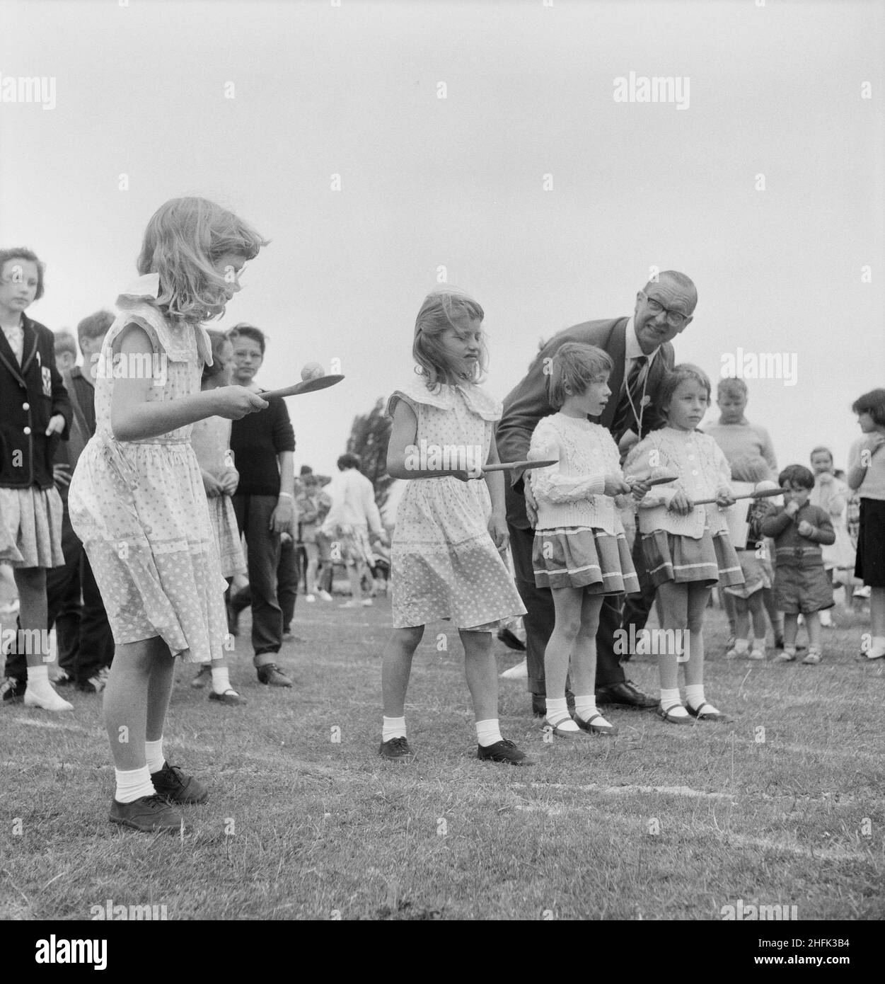 Laing Sports Ground, Rowley Lane, Elstree, Barnett, Londres,17/06/1961.Quatre jeunes filles se sont alignées au début d'une course d'œufs et de cuillères pendant une journée de sport de Laing à Elstree.Cette image a été publiée en juillet 1961 dans le bulletin mensuel de Laing 'Team Spirit'. Banque D'Images