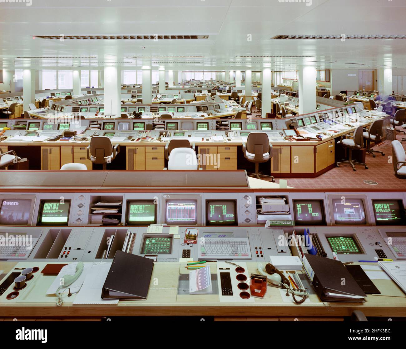 Cotons Centre, Tooley Street, London Bridge, Southwark, Londres,16/01/1988.Un grand bureau à plan ouvert rempli de banques d'ordinateurs de la Banque canadienne Impériale de Commerce au Centre Cottons de London Bridge City.Le Cottons Centre fait partie d'un complexe de bureaux, d'appartements et de boutiques sur la rue Tooley à London Bridge City construit par Laing Management Contracting pour le groupe St Martins qui a redéveloppé l'ancien site Hay's Wharf sur la rive sud de la Tamise.Il se composait de deux unités symétriques de neuf étages reliées par un atrium en verre et comprenait de nombreuses installations de loisirs incluant Banque D'Images