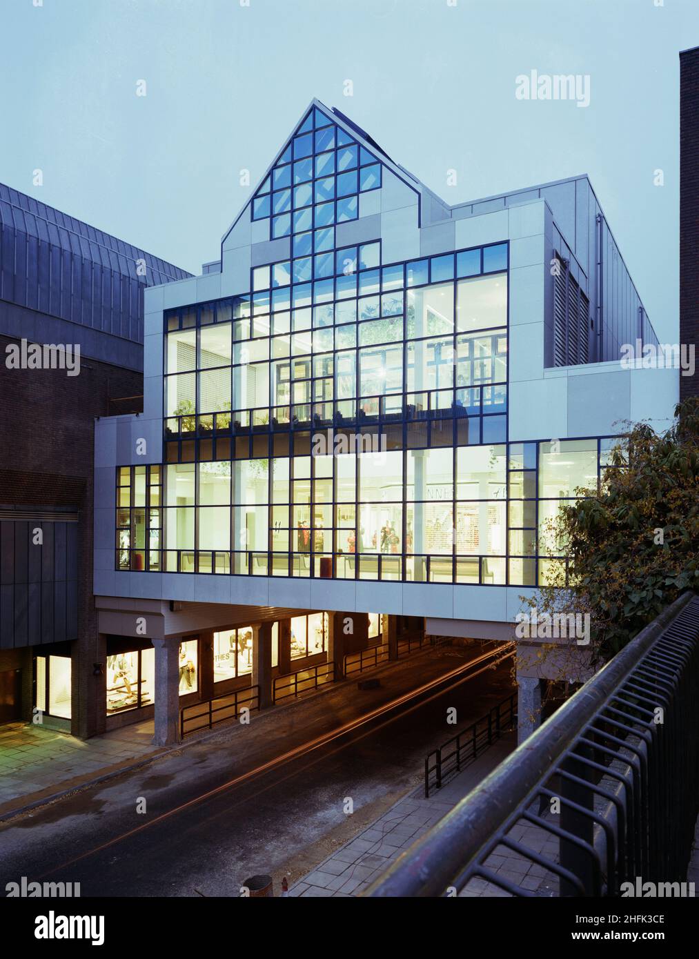 Centre commercial Eldon Square, Newgate Street, Newcastle upon Tyne, 06/10/1987.Le magasin construit pour le pont de Blackett Street et relier l'extension au centre commercial Eldon Square d'origine à Newcastle.Laing a remporté le contrat &#xa3;5,2m pour prolonger le centre commercial en mars 1986 et le terminer en octobre 1987,Une deuxième en janvier 1987 pour construire l'unité de vente au détail qui relie la rue Blackett et relie l'ancienne avec le nouveau développement et un troisième en mai 1987 pour des améliorations et des améliorations sur l'ensemble du site Eldon Square.Cette photographie est présentée dans l'édition de janvier 1988 de Team SPI Banque D'Images