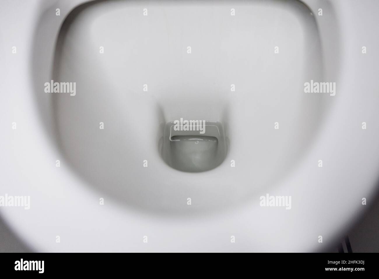 cuvette de toilette en porcelaine avec eau. Banque D'Images