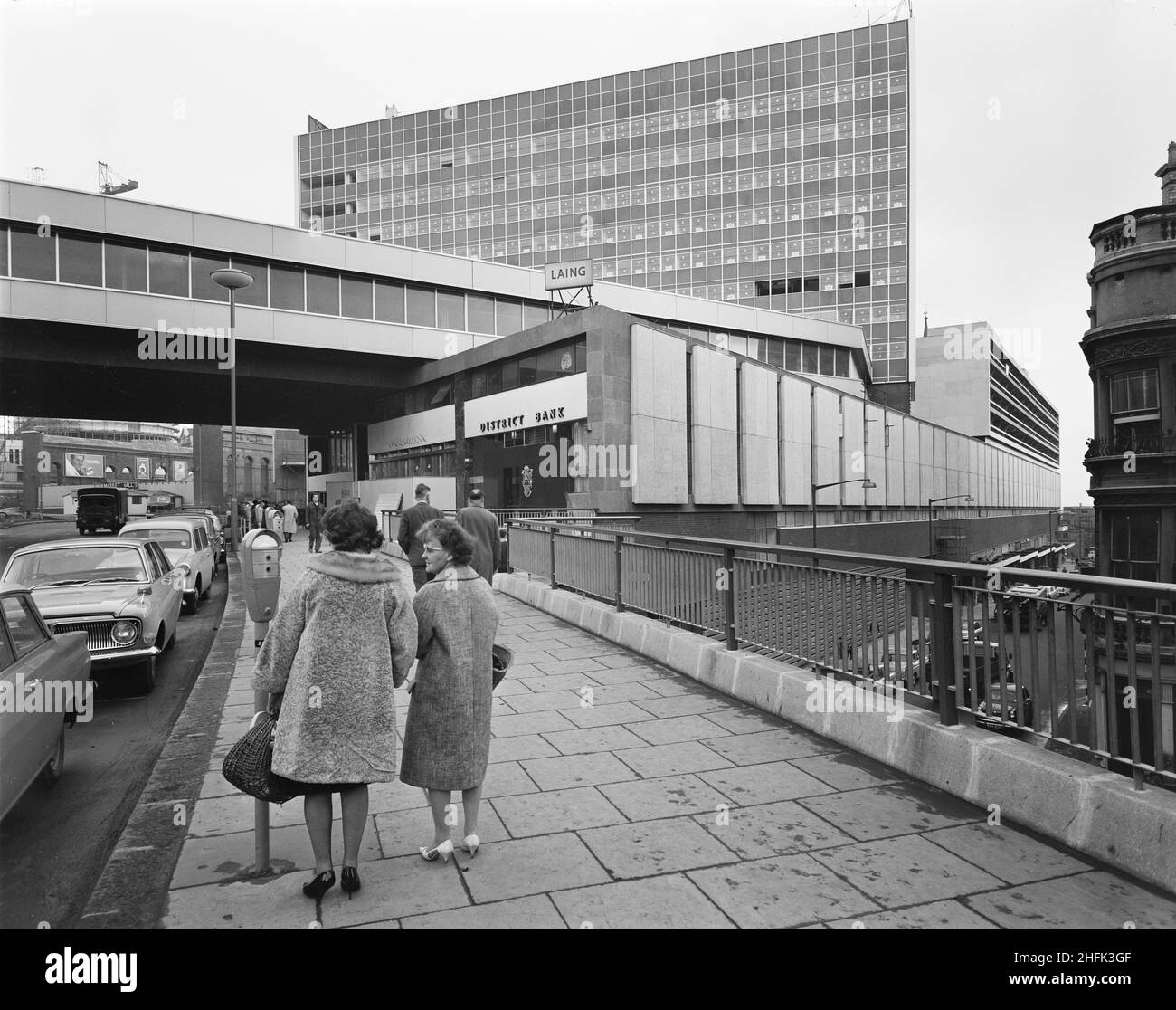 Bull Ring Centre, Birmingham, 23/10/1963.Vue sur le Bull Ring Centre montrant la banque de district, partie du pont 4A, et le bloc de bureau 3 (Bridge House) en arrière-plan.La légende sous l'album correspondant lit "partie de l'élévation sud de Bridge structure 4A, une élévation complète sud (rue Edgbaston) de l'arrangement avec l'élévation ouest du bloc de bureau 3 en arrière-plan.Le travail d'achat à la banque du district est maintenant terminé et est ouvert.Des travaux sont encore en cours à la Westminster Bank, qui se trouve à gauche de la District Bank. Banque D'Images