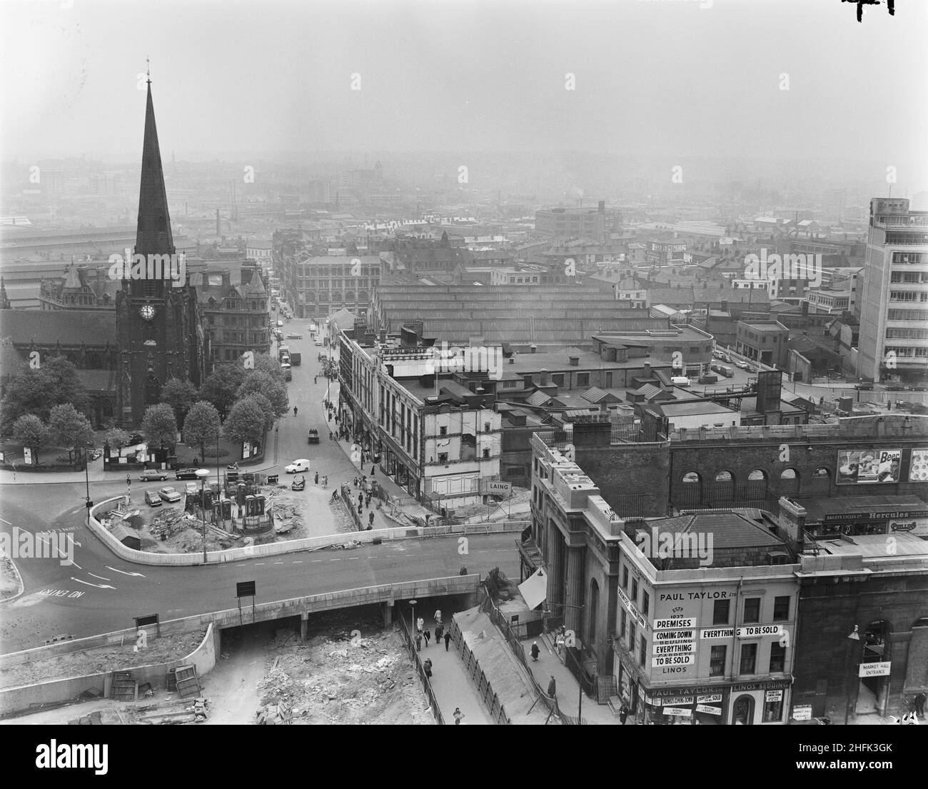 Bull Ring Centre, Birmingham, 24/05/1961.Une vue en hauteur du nord montrant le site du développement du Bull Ring Center, avec la place du marché existante au premier plan à droite. Banque D'Images