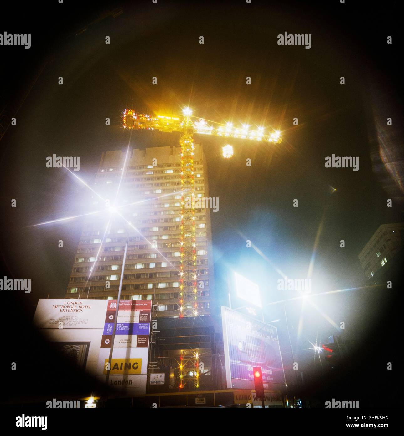 London Metropole Hotel, Edgware Road, City of Westminster, Londres, novembre à décembre 1989.Le gagnant de Laing au concours de grue de Noël du Financial Times au Metropole Hotel de Londres.L'équipe a reçu un bref préavis que la grue du site de Metropole avait été choisie comme entrée de Laing pour le concours, à savoir seulement le 21st novembre.EPL, l'exploitation de l'usine de Laing PLC, a été conçue et fabriquée par le groupe Jack Casey à St. Neots.Bill MacDermott, directeur de la conception électrique d'EPL, a conçu les circuits électriques à sa table de salle à manger en un après-midi. Banque D'Images