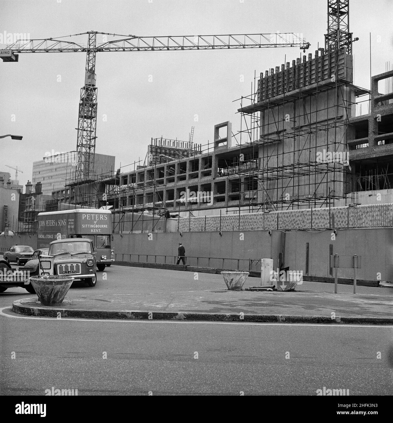 Parking Minories, 1 Shorter Street, City of London, 20/06/1969.La plus courte élévation de rue du parking de Minories pendant sa construction.Cette vue montre des sections du mur-rideau en béton cannelé avant et après l'application du traitement de surface martelé.L'architecte, EG Chandler, a été inspiré par les murs de l'Elephant House au zoo de Londres pour ce détail. Banque D'Images