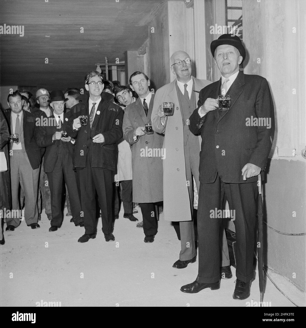 Place Paternoster, ville de Londres, 28/05/1963.Un groupe de clients regardant la cérémonie de clôture pour un bloc de 10 étages au développement de Paternoster sur télévision en circuit fermé.Les travaux sur le développement de Paternoster ont été réalisés dans une coentreprise par John Laing Construction Limited, Trollope and Colls Limited et George Wimpey and Company Limited.Le développement se composait d'une série de blocs de bureaux, d'un quartier commerçant, d'une grande place et d'un parking à trois niveaux.Le mardi 28th mai, un bloc de 10 étages a été complété lors du développement de Paternoster.Un cylindre en cuivre contenant du cop Banque D'Images