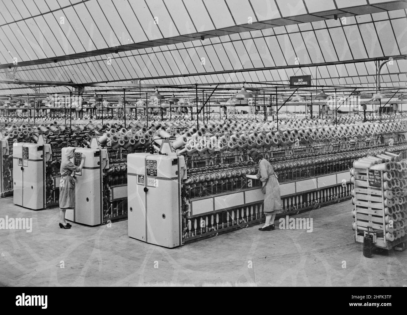 Usine de fabrication de tricots Patons et Baldwins, Lingfield Close, Darlington, c1947-1950.Deux femmes qui travaillent de la machinerie dans le hangar de filature de l'usine de tricotage de Patons et Baldwins.Cette image est une copie négative qui semble avoir été faite par Laing le 28th octobre 1955. Banque D'Images