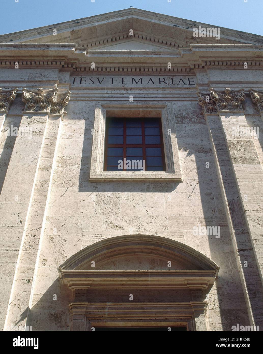 DETALLE DE LA FACHADA , UNA DE LAS UNICAS EN ROMA QUE ADOPTA EL MODELO PALLALDIANO, 1670/75 - FOTO AÑOS 90.Auteur: CARLO RAINALDI.LIEU: IGLESIA GESU E MARIA.Rome.ITALIE. Banque D'Images