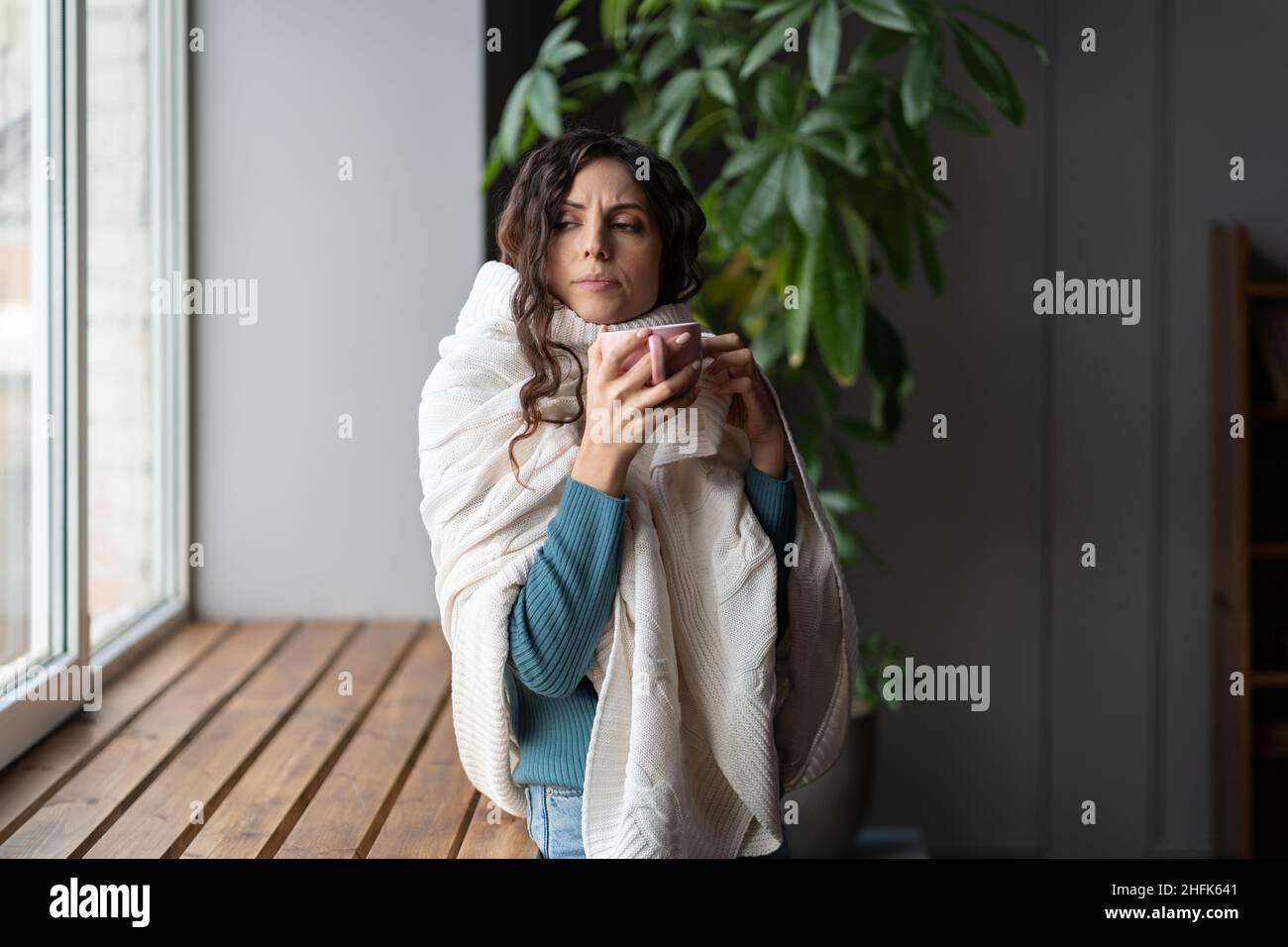 Mal de gorge.Femme malade qui boit du thé, souffrant d'une infection respiratoire causée par le virus de la grippe Banque D'Images