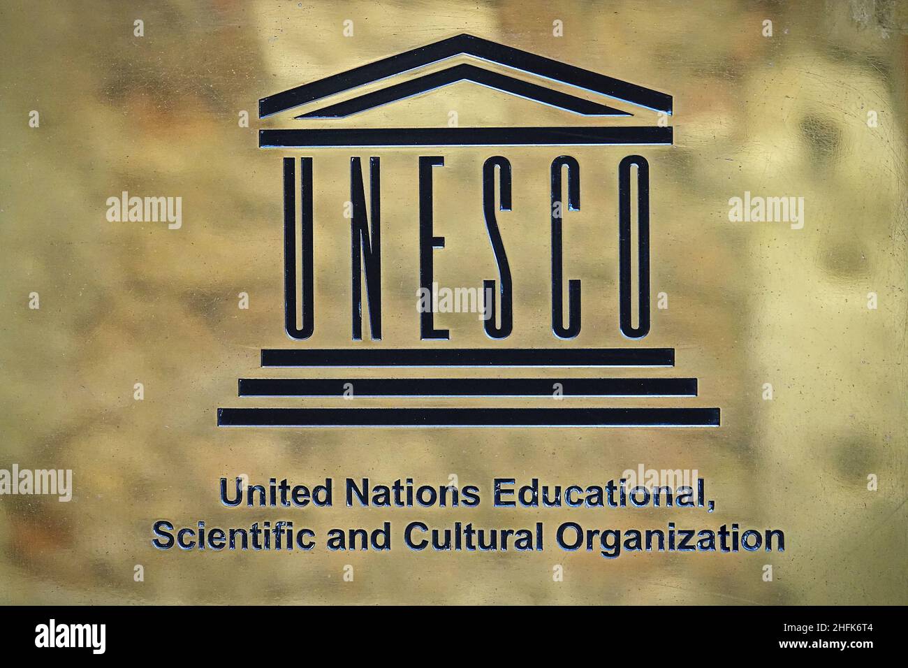 Logo UNESCO sur plaque en laiton.UNESCO, Organisation des Nations Unies pour l'éducation, la science et la culture.Paris, France - janvier 2022 Banque D'Images