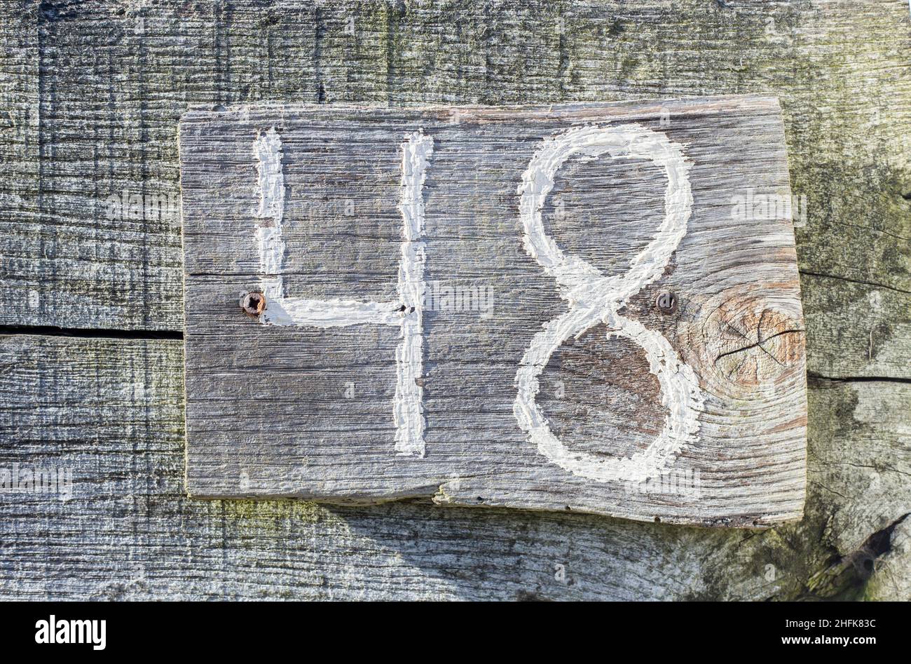 Un numéro 48 peint en blanc sur une planche de bois. Quarante-huit Banque D'Images