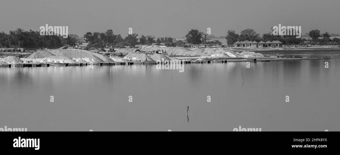 Vue panoramique du Lac Rose Lac Rose (sens). Le Lac Retba avec de l'eau rouge est du patrimoine mondial de l'UNESCO. Llies au nord de la péninsule du Cap Vert de Sen Banque D'Images