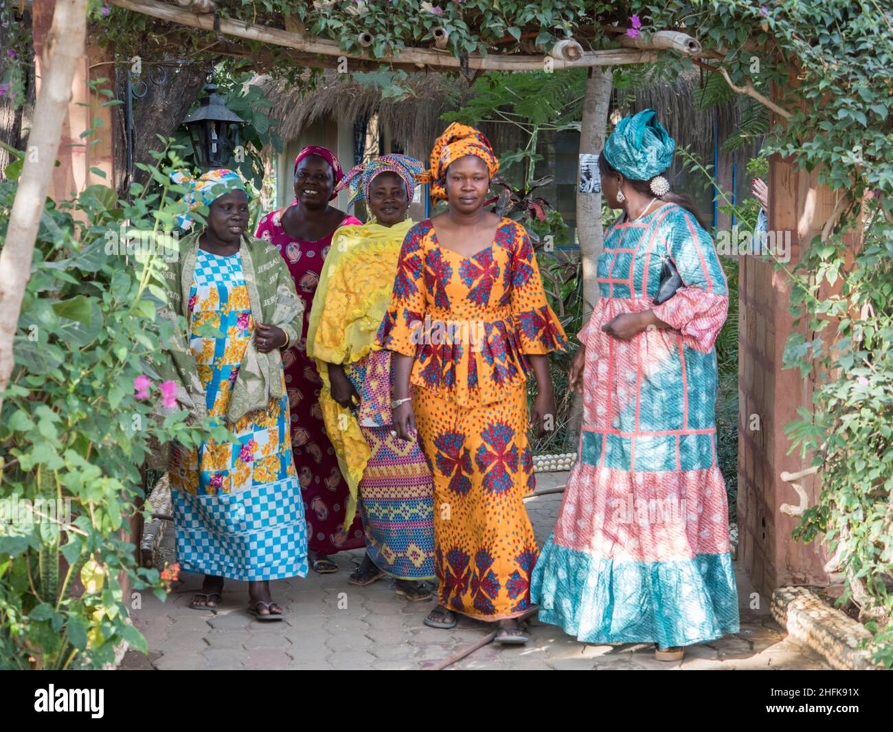 Sénégal, Afrique - Jan, 2019: Femmes sénégalaises dans un costume traditionnel appelé 'boubou' et une balançoire sur la tête Banque D'Images
