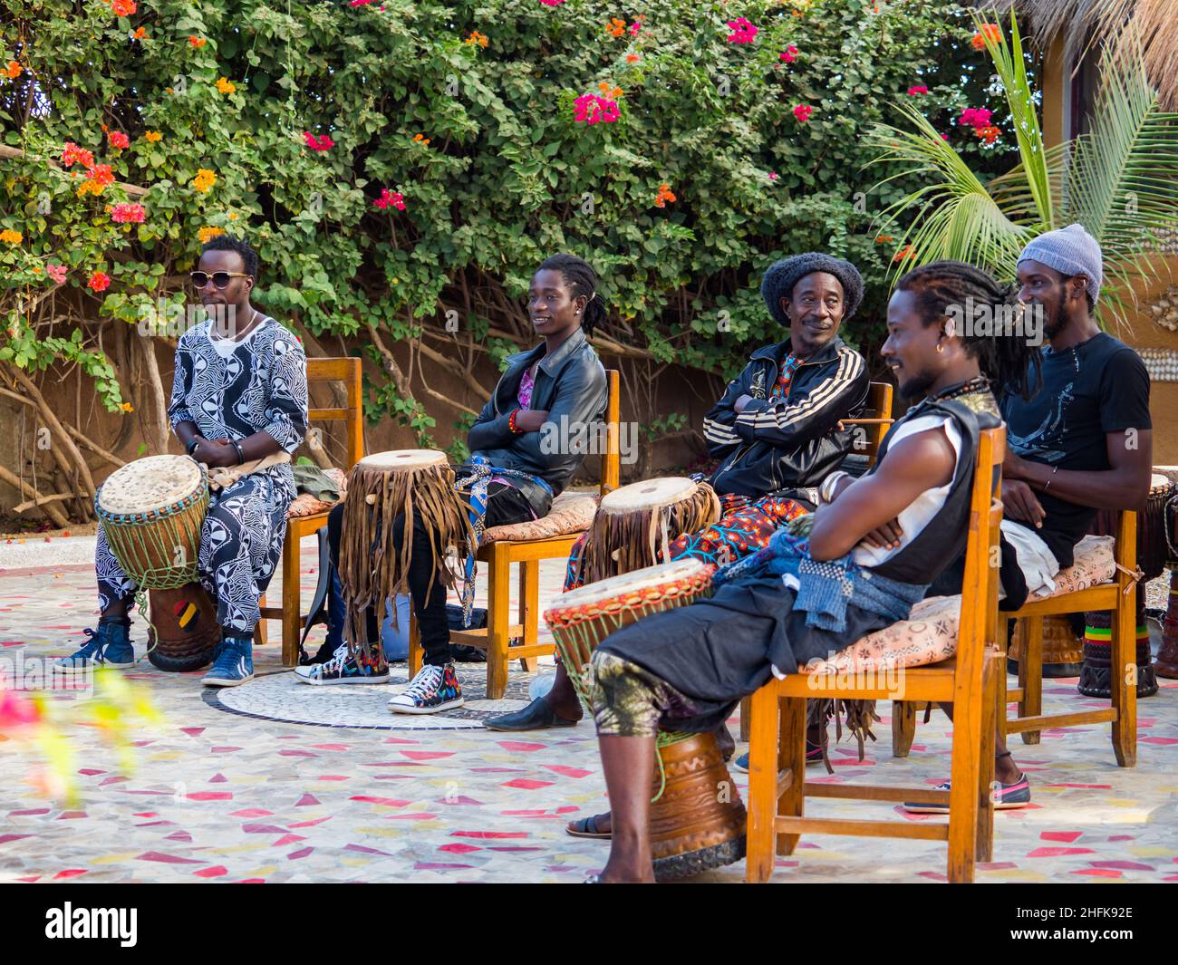 Nianing, Sénégal - février 2019 : le groupe de musique africain joue de la batterie.Afrique Banque D'Images