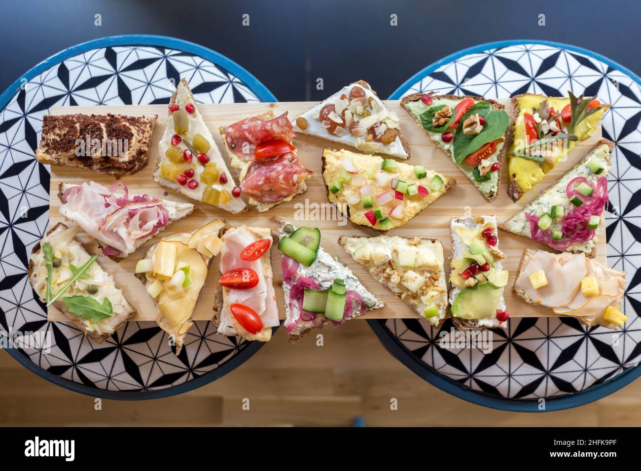 Assiette avec sandwichs colorés ouverts de style scandinave. Banque D'Images