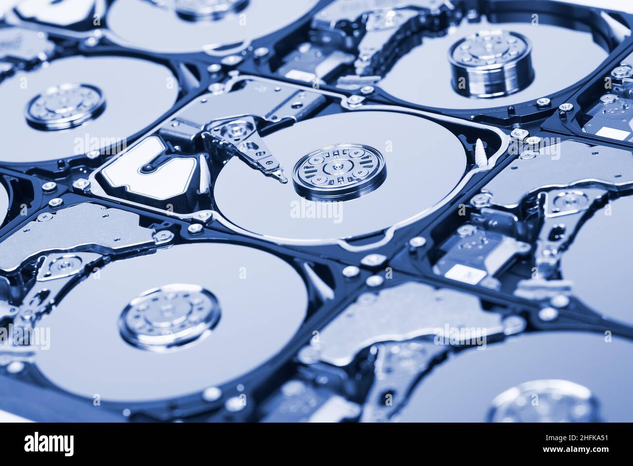 Un ensemble de disques durs avec couvercles ouverts, teintés en bleu.Concept de stockage des données Banque D'Images