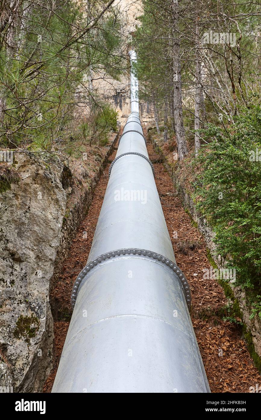 Tuyauterie d'eau sur un niveau différent creusant dans la roche Banque D'Images