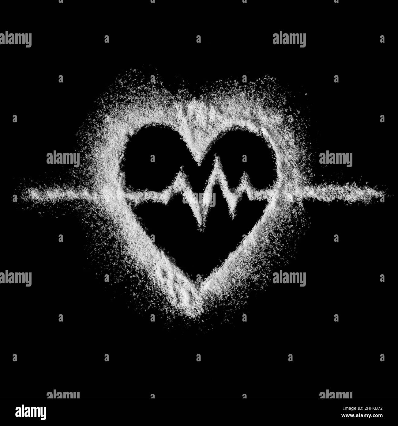 Sel en forme de cœur avec cardiogramme à l'intérieur.Concept de problèmes cardiovasculaires.Les dommages causés par l'augmentation de l'apport en sel. Banque D'Images