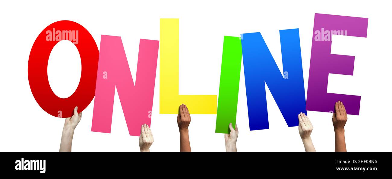 En ligne - mains humaines tenant des lettres colorées Banque D'Images