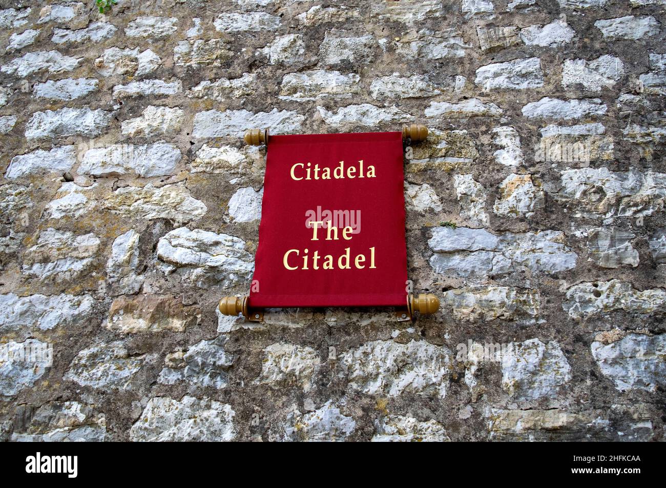 Vieille ville de Budva.Site du patrimoine.La plaque de la Citadelle sur le mur en pierre de la citadelle. Banque D'Images