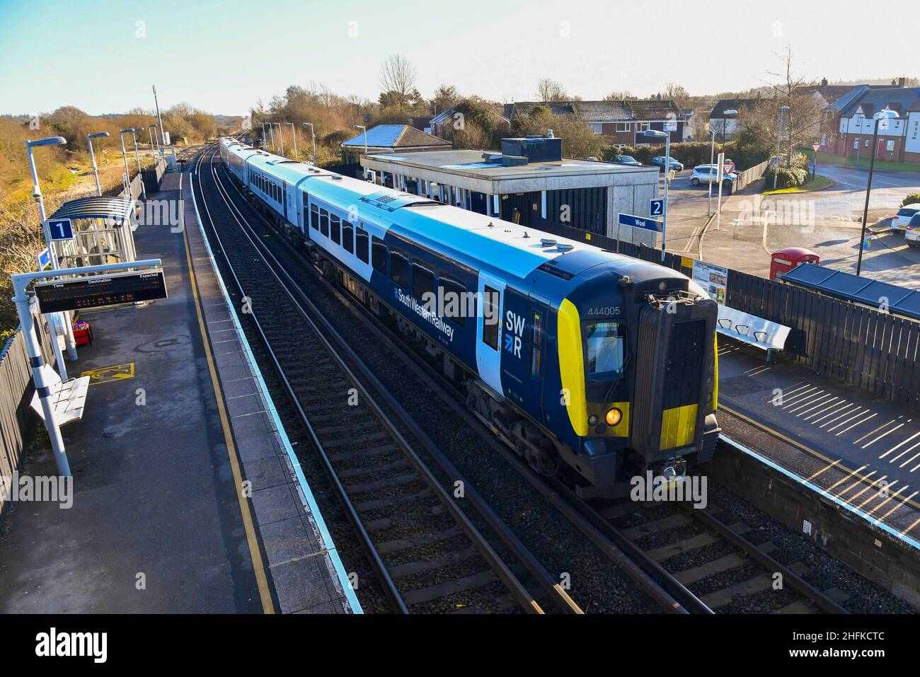 Laine, Dorset, Royaume-Uni.17th janvier 2022.Un train South Western Railway à la gare de Wool à Dorset est un nouveau calendrier temporaire avec des services horaires qui commence aujourd'hui sur la ligne Weymouth-London Waterloo, sans train direct pour Londres et vice versa pour Weymouth en raison de la variante Covid 19 Omicron qui cause des pénuries de personnel.Les voyageurs doivent maintenant changer de train à Bournemouth pour continuer vers leurs destinations.Crédit photo : Graham Hunt/Alamy Live News Banque D'Images