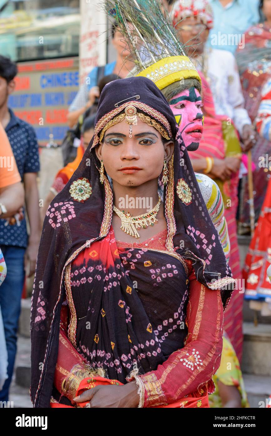 Les gens et les danseurs locaux célèbrent le festival coloré Mewar / Gangaur pour accueillir l'arrivée du printemps, Udaipur, Rajasthan, Inde, Asie du Sud Banque D'Images