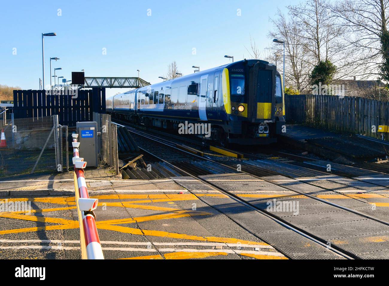 Laine, Dorset, Royaume-Uni.17th janvier 2022.Un train South Western Railway à la gare de Wool à Dorset est un nouveau calendrier temporaire avec des services horaires qui commence aujourd'hui sur la ligne Weymouth-London Waterloo, sans train direct pour Londres et vice versa pour Weymouth en raison de la variante Covid 19 Omicron qui cause des pénuries de personnel.Les voyageurs doivent maintenant changer de train à Bournemouth pour continuer vers leurs destinations.Crédit photo : Graham Hunt/Alamy Live News Banque D'Images