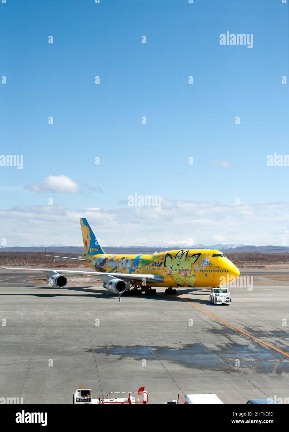 Avion de Pokémon jaune à l'aéroport de Chitose, Hokkaido.Tous Nippon Airways. Banque D'Images