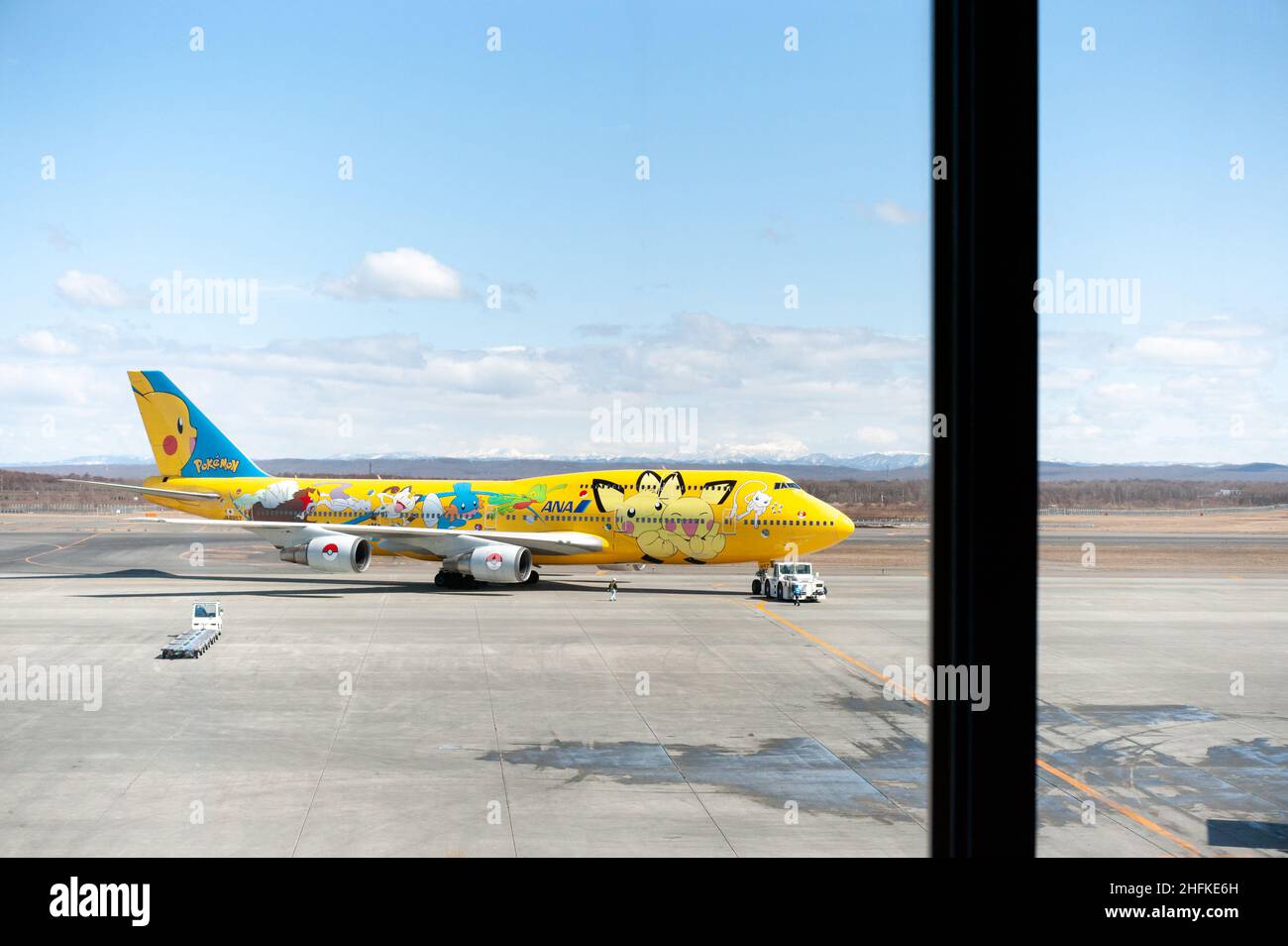 Avion de Pokémon jaune à l'aéroport de Chitose, Hokkaido.Tous Nippon Airways. Banque D'Images