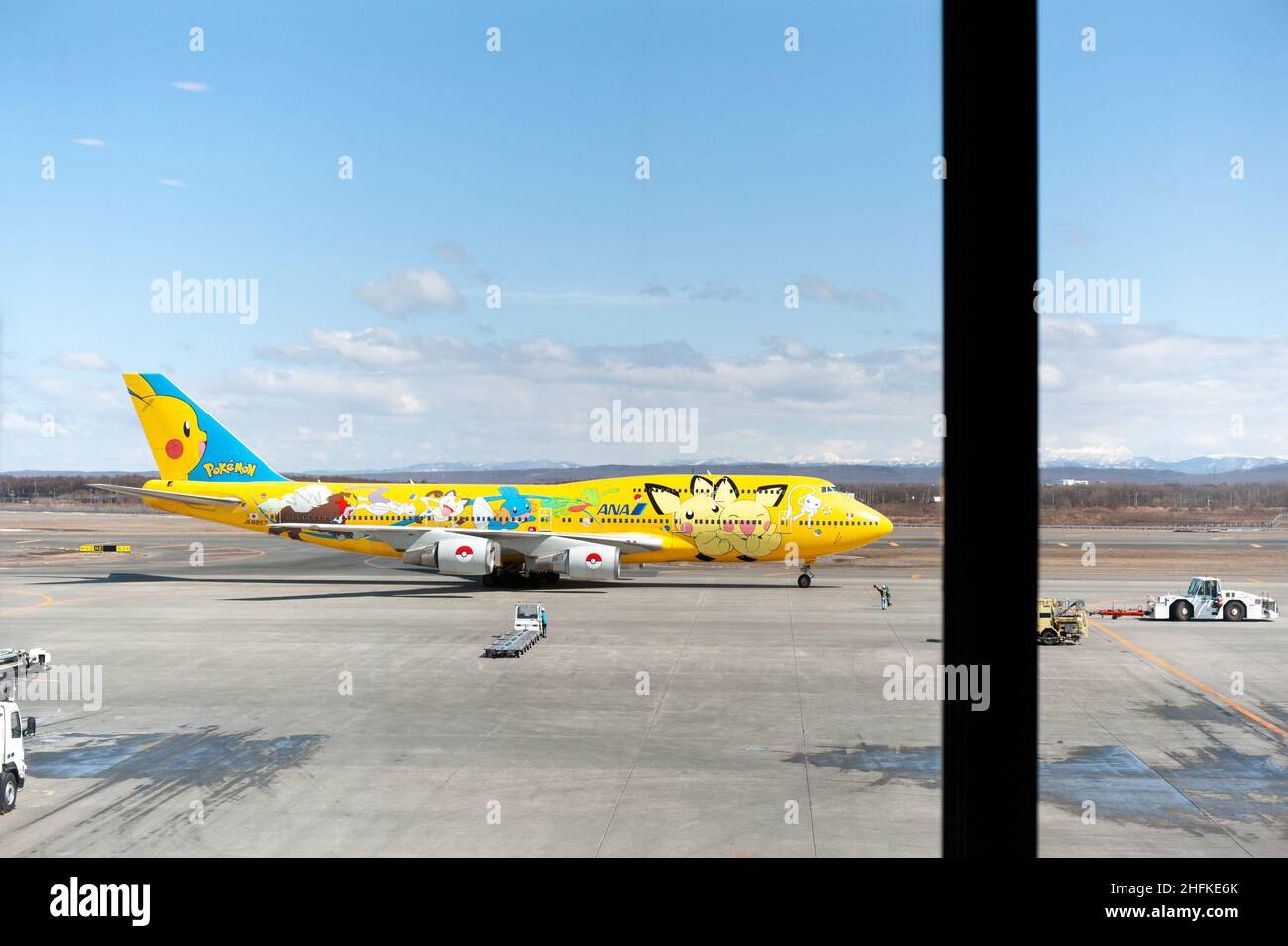 Avion de Pokémon jaune à l'aéroport de Chitose, Hokkaido.Tous Nippon Airways. Banque D'Images