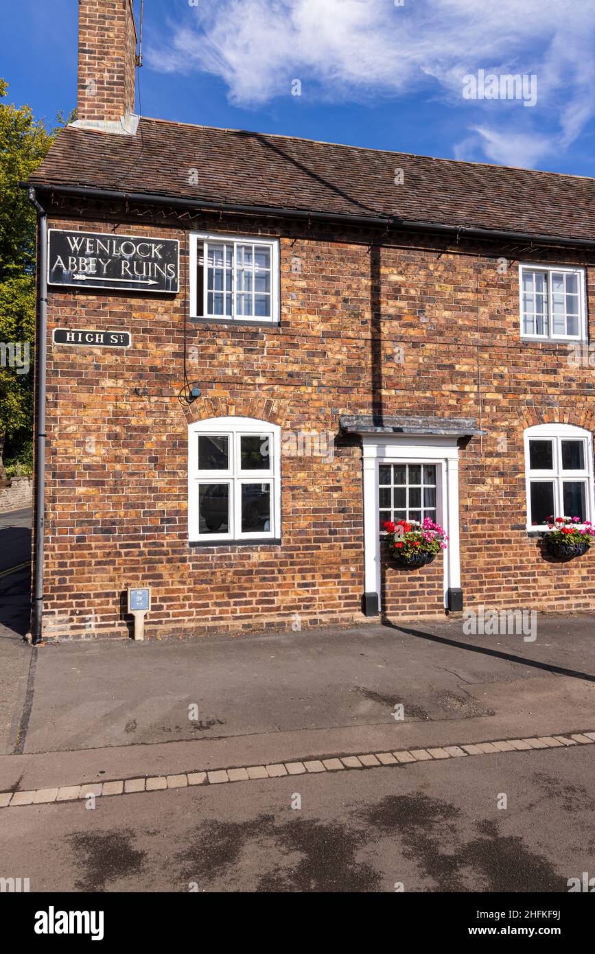 Maisons mitoyennes en briques rouges sur la rue High Street dans la ville de Wenlock, Shropshire, Angleterre Banque D'Images