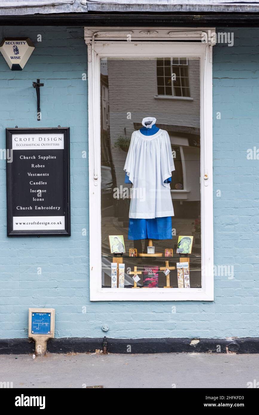 Les pourvoyeurs ecclésiastiques Croft Design vitrine avec des vêtements exposés dans la grande ville de Wenlock, Shropshire, Angleterre Banque D'Images