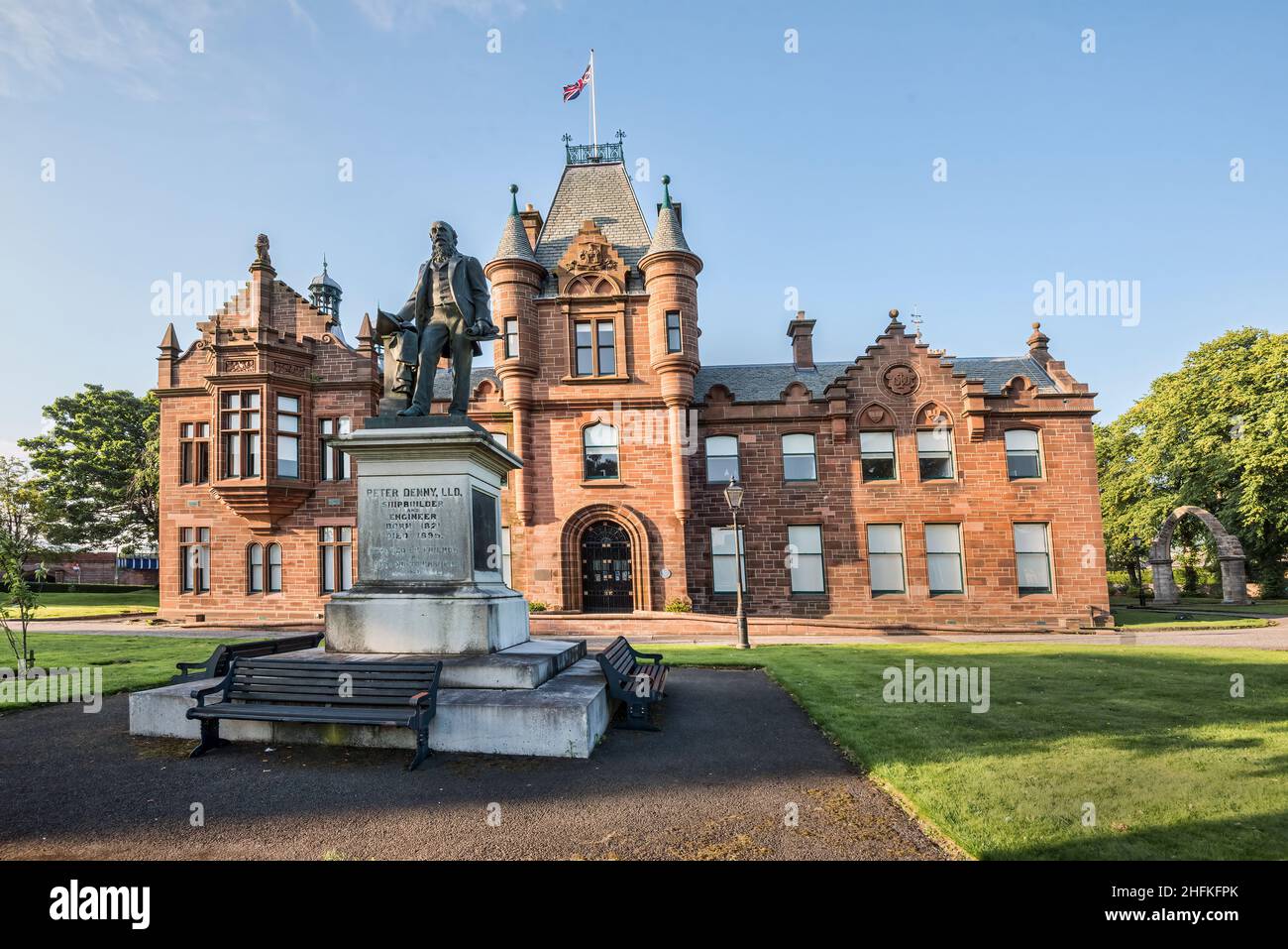Dumbarton Municipal Buildings et Peter Denny Statue Scotland Banque D'Images