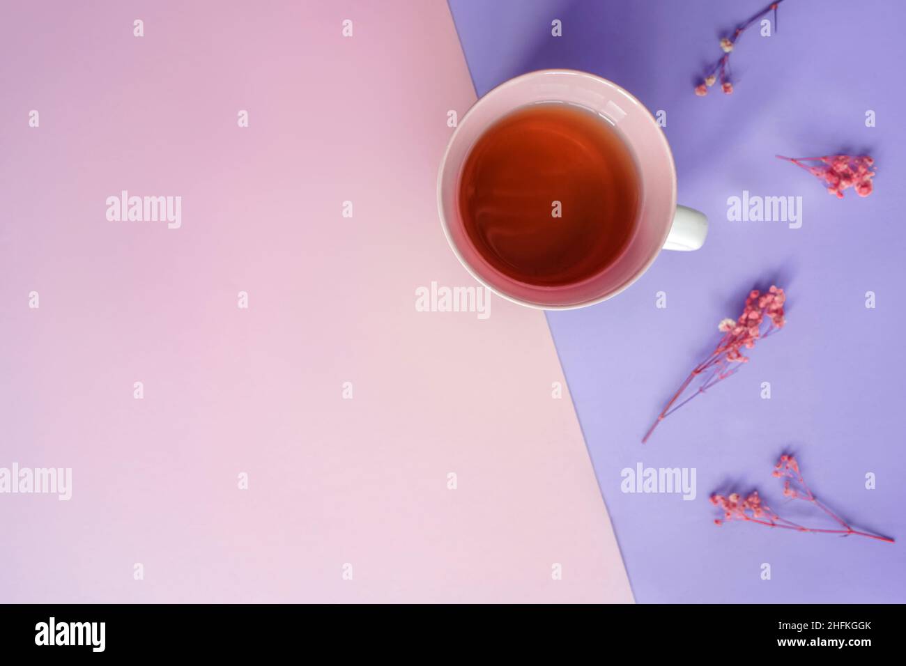 Tasse de thé sur fond violet rose, vue du dessus.Violet couleurs tendance 2022.Copier l'espace. Banque D'Images