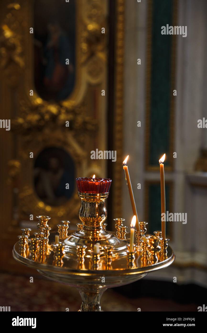 Autel et bougies.Intérieur du temple Église orthodoxe.Christianisme.Décoration intérieure festive avec bougies allumées et icône.La cérémonie de Banque D'Images