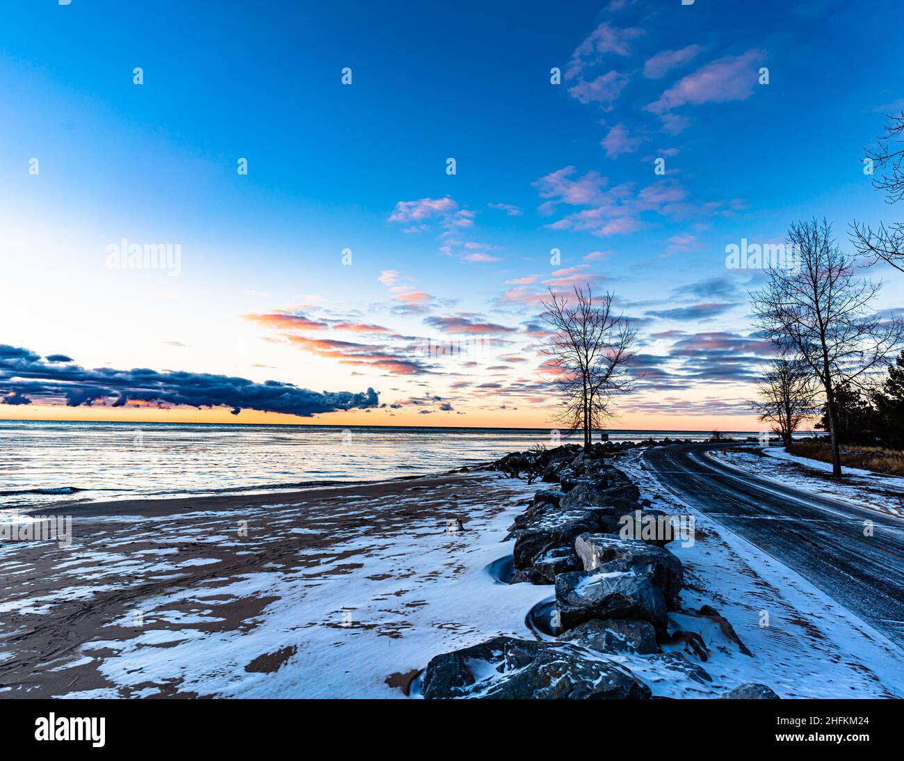 Tawas point Cold Ice Road Sunrise avec glaced Over Road Banque D'Images