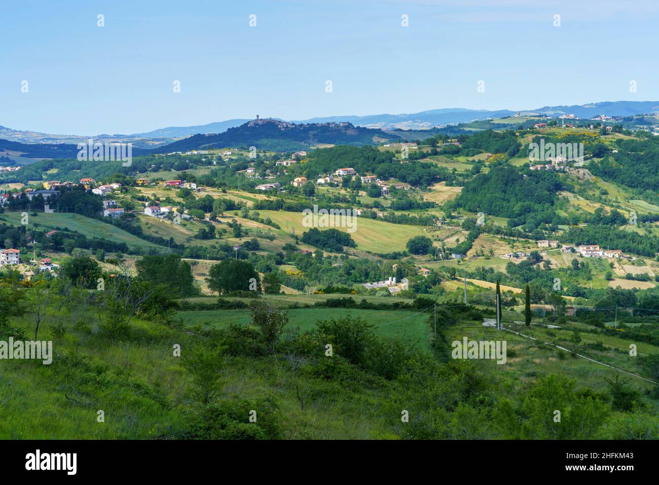 Paysage à Molise près de Macchiagodena et Frosolone, province d'Isernia, en juin Banque D'Images
